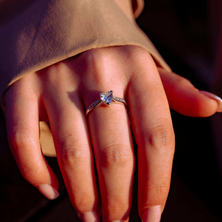 Seitliche Ansicht des Herz-Verlobungsrings mit glitzernden Zirkonia-Steinen.