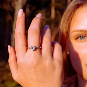 Eleganter Herzring aus Silber an der Hand einer Frau getragen zur Veranschaulichung der Ringgröße und Optik.