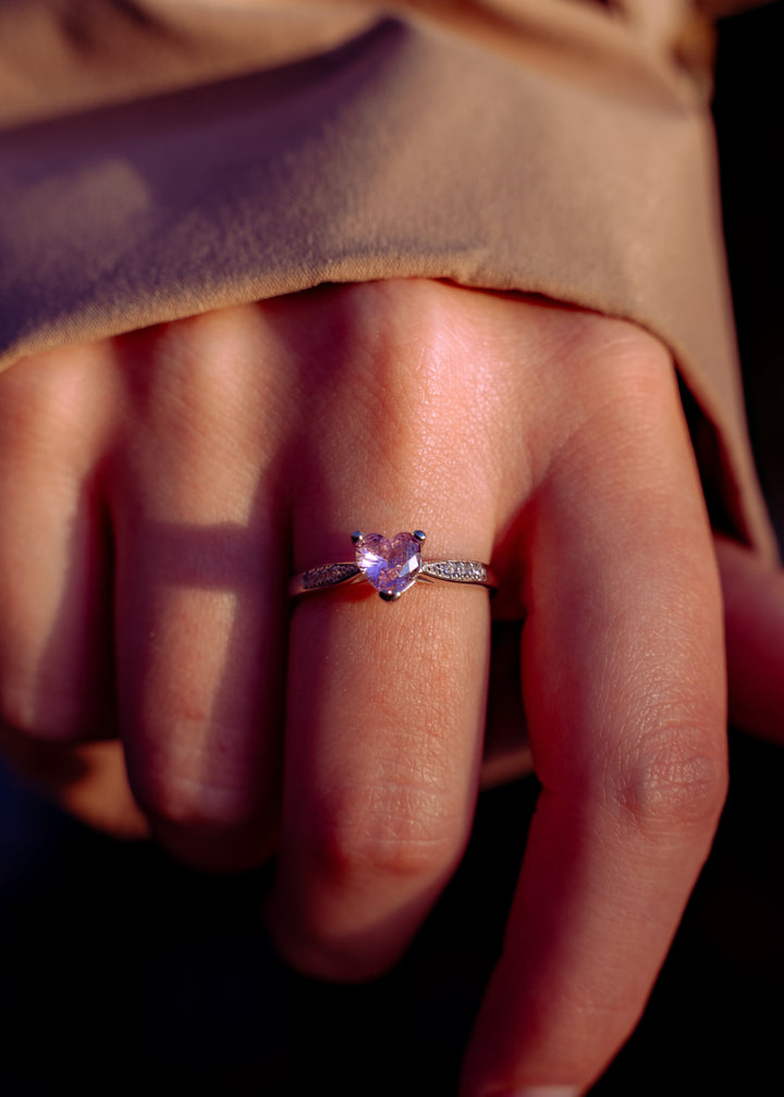 Liebevoller Ring mit Herzmotiv – Geschenk für deine Freundin